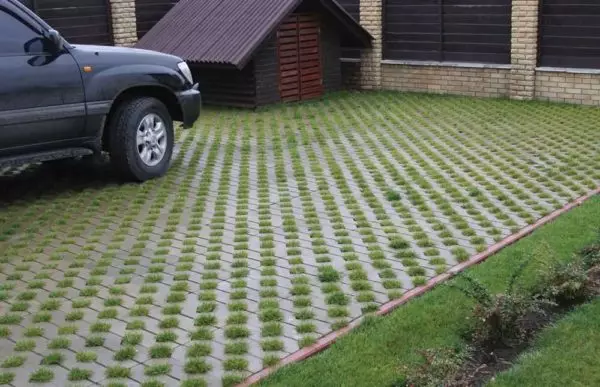 Spielplatz unter dem Auto im Land - wir machen den Parkplatz mit deinen eigenen Händen