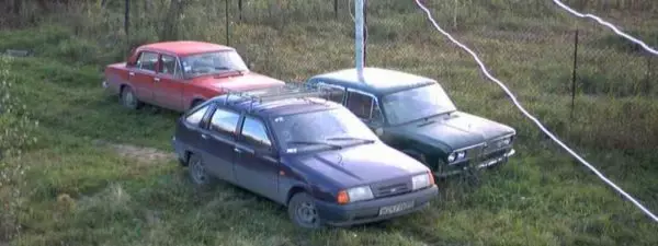 Playground sob o carro no país - nós fazemos o estacionamento com suas próprias mãos