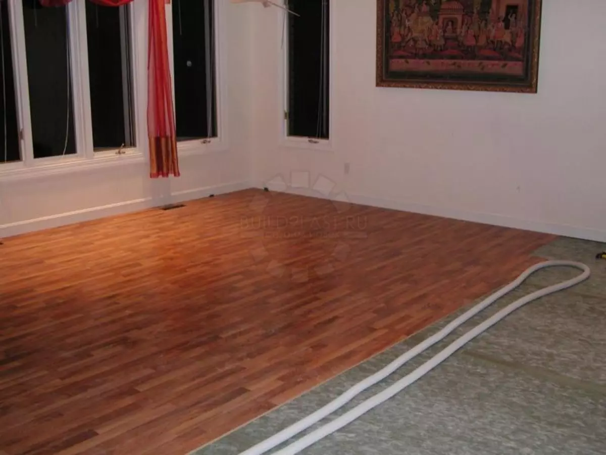 Alegerea unui substrat pentru linoleum pe o podea din lemn