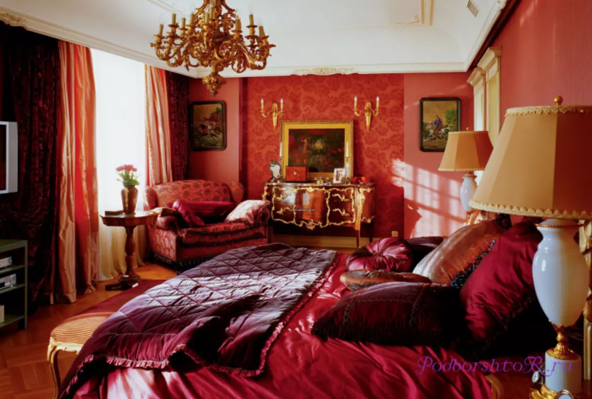 Adakah anda tahu bagaimana untuk memohon langsir burgundy di bahagian dalam bilik?