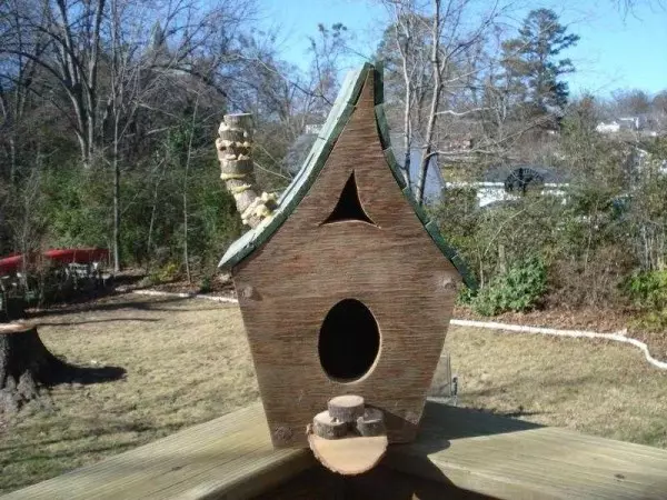 Πώς να φτιάξετε ένα birdhouse: από σανίδες και κούτσουρα για διαφορετικά πουλιά