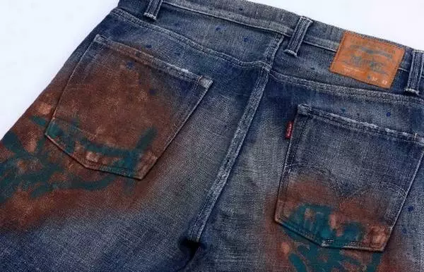 Čo robiť, ak sú džínsy natreté alebo bielizeň
