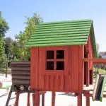 Drvena kuća za djecu: materijali, proizvodnja, modeli