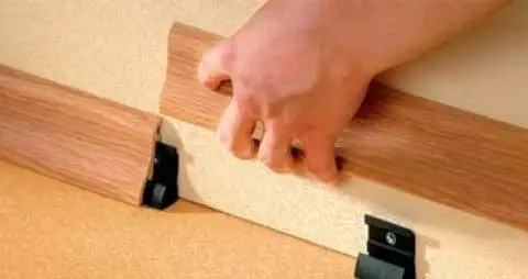 Како да монтирате пластична столб на подот: Работен ред