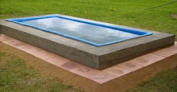如何在小屋上製作游泳池：照片報告+視頻