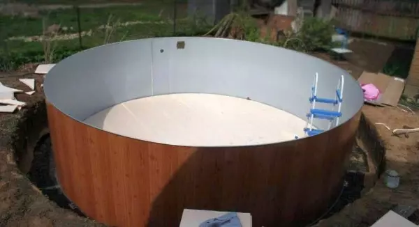 如何在小屋上製作游泳池：照片報告+視頻