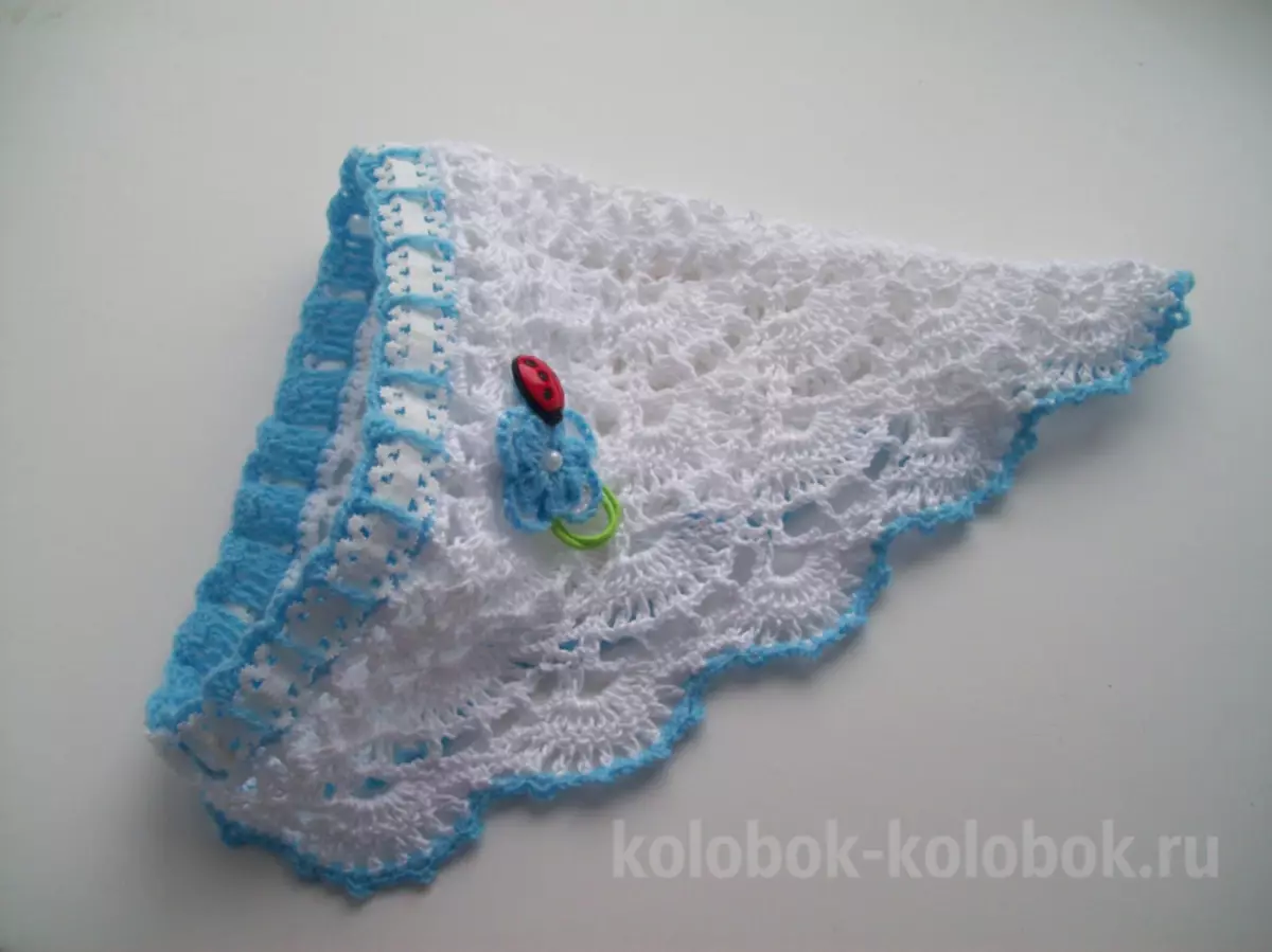 নিদর্শন সঙ্গে হাত crochet সঙ্গে একটি রাবার ব্যান্ড উপর Kosynka