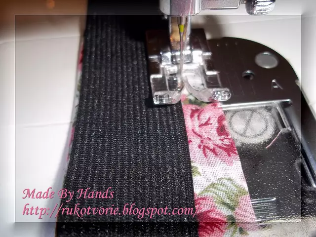 নিদর্শন সঙ্গে হাত crochet সঙ্গে একটি রাবার ব্যান্ড উপর Kosynka