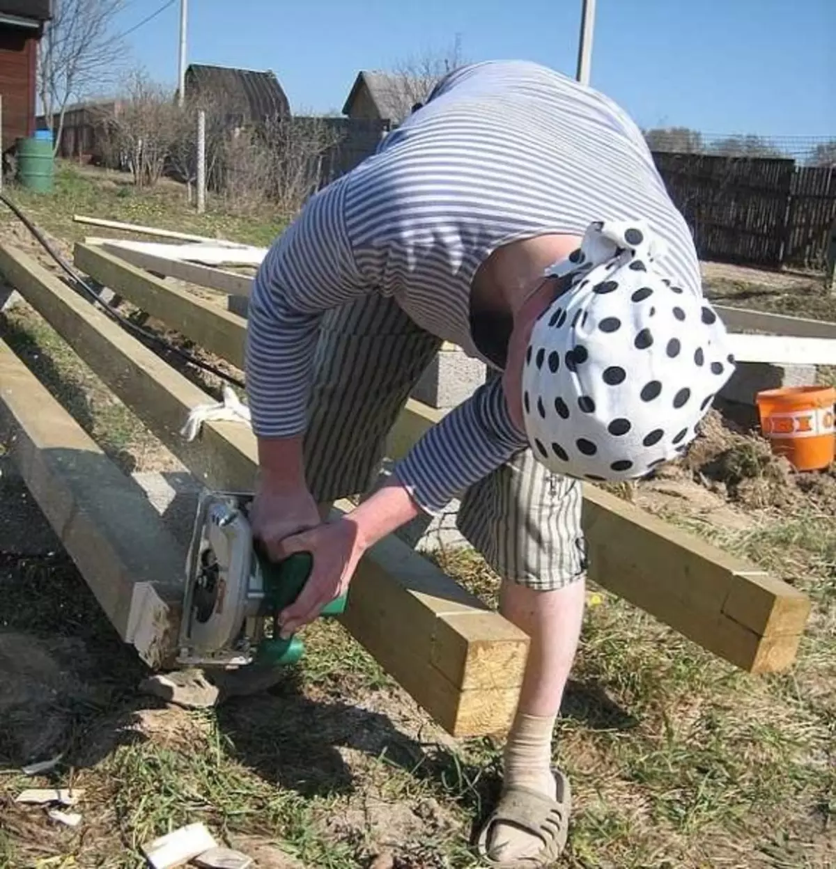 چگونه برای ساخت خانواده ها از چوب، بر روی یک قاب فلزی