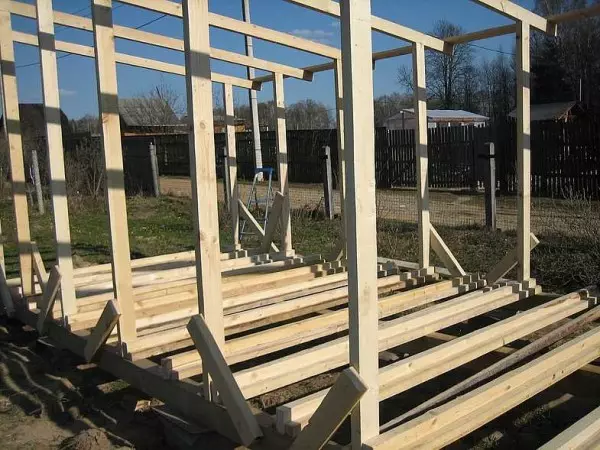 Kaip statyti namų ūkius iš medienos, ant metalo rėmo
