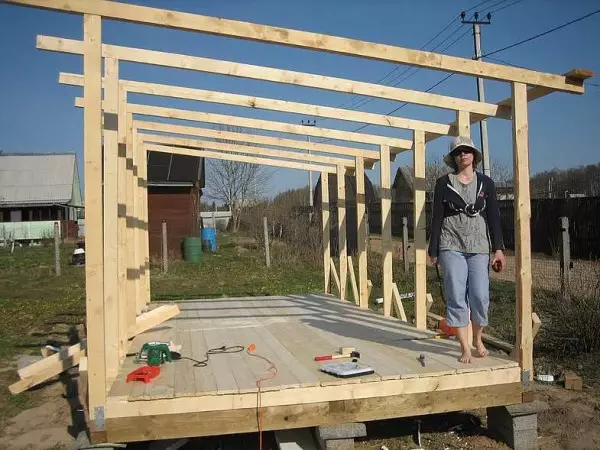 Cara membangun rumah tangga dari kayu, pada bingkai logam