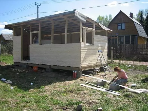 Hur man bygger hushåll från trä, på en metallram