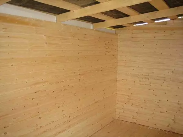 如何在金属框架上从木头中建造家庭