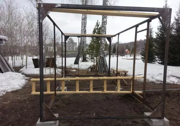 Како да се изградат домаќинства од дрво, на метална рамка