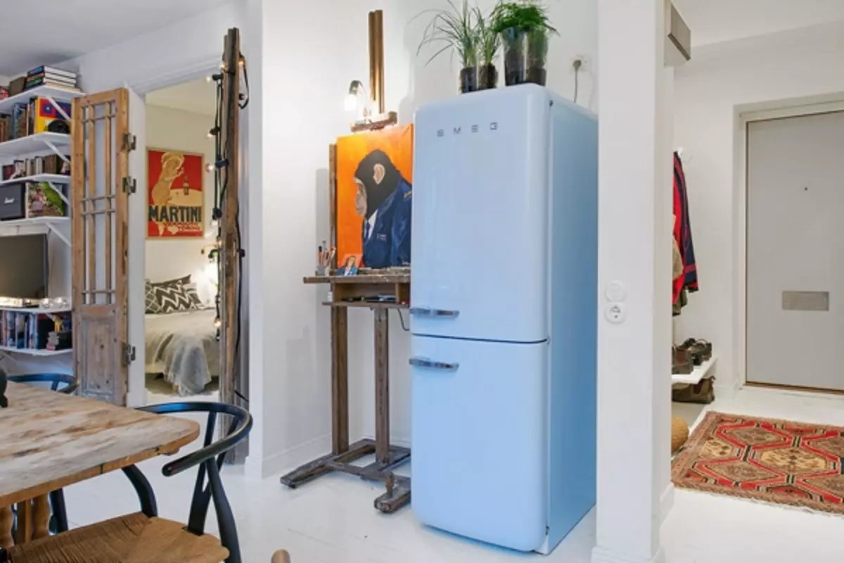 Světlá chladnička v interiéru kuchyně (45 fotek)