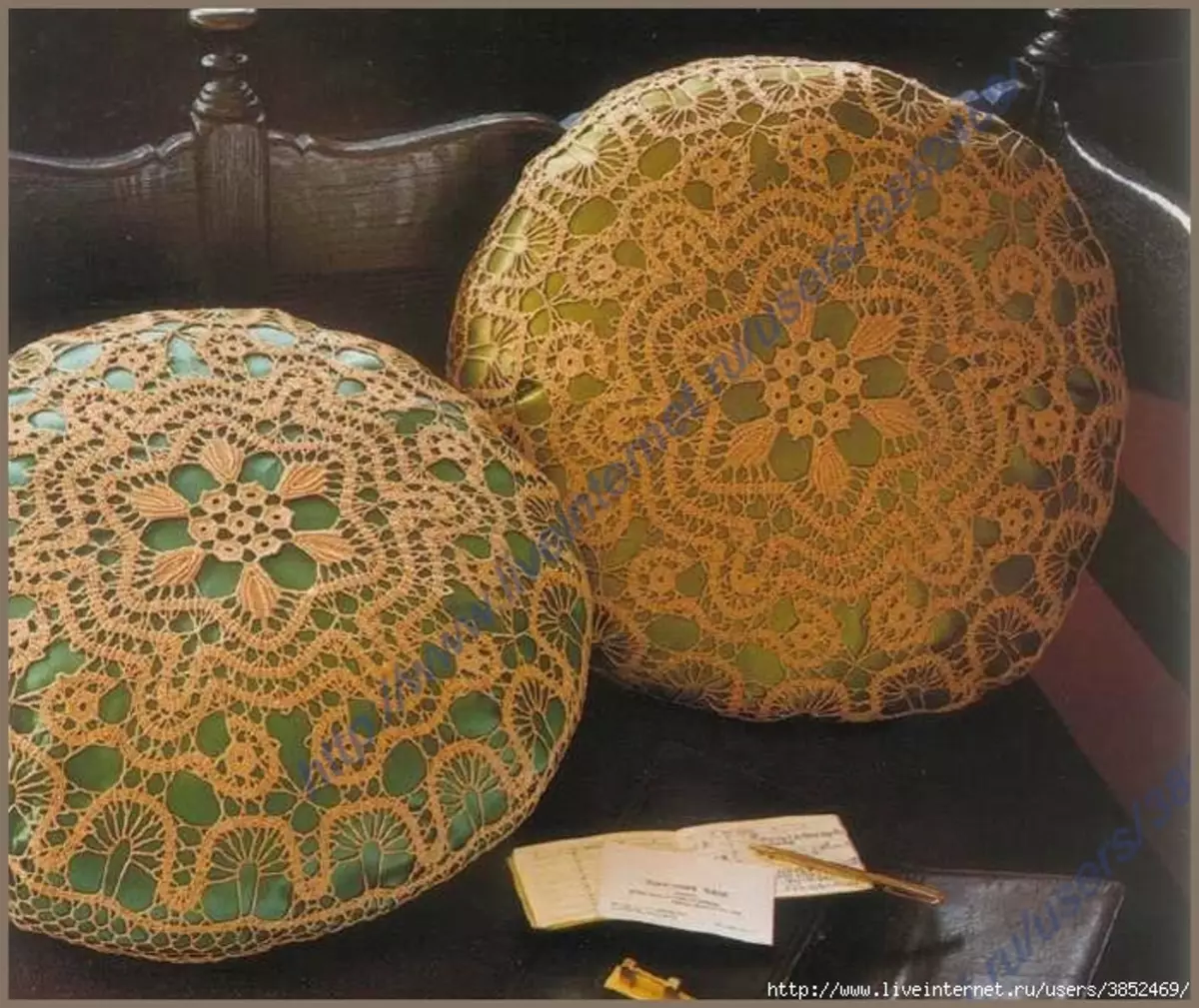 Round pillows with their own hands step by step with diagrams and photos