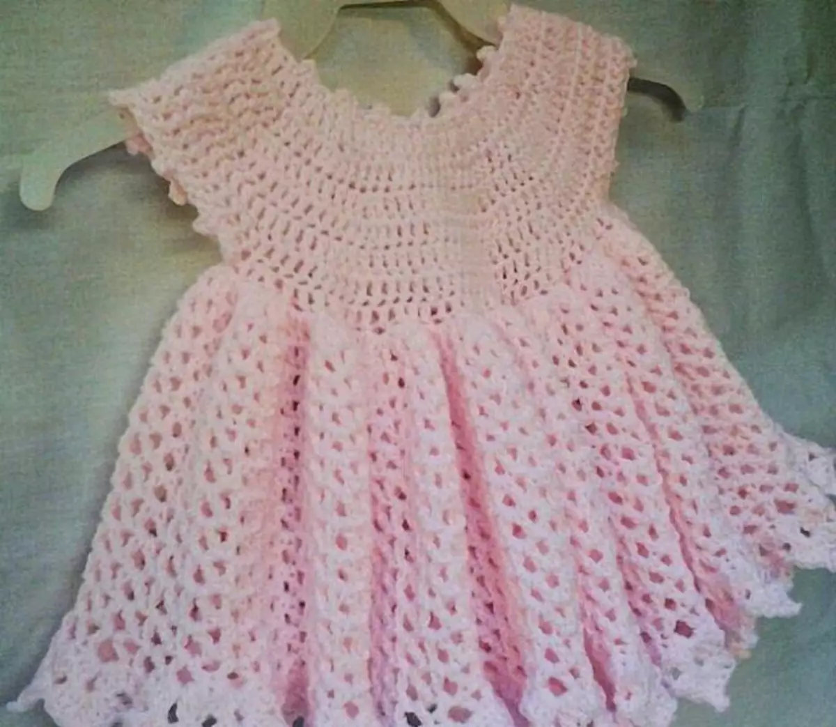 Crochet de coquete rodó: classe magistral amb esquemes per a vestit de nadó