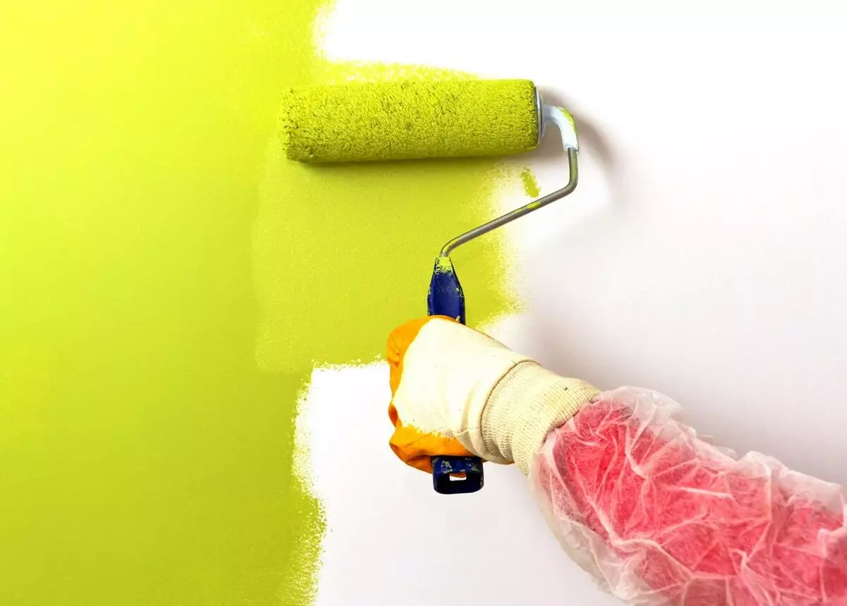 Sådan maler man væggene med rulle: 7 Tips og Livevhakov