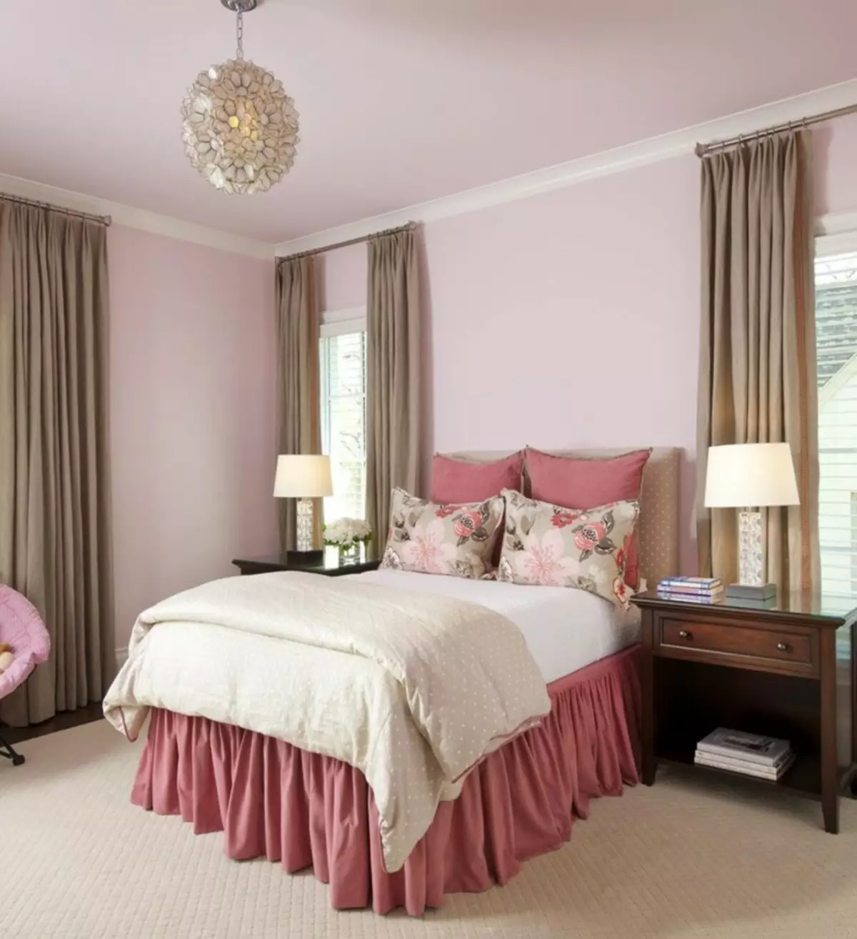 Спальня в розовых тонах. Спальня в розовом цвете. Бледно розовый цвет в интерьере. Розовые шторы в спальню. Розовые шторы в интерьере спальни.
