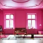 Cor rosa no escenario de diferentes salas: varias regras de uso