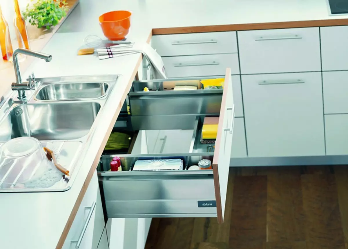 Kā padarīt garderobi zem virtuves izlietnes?
