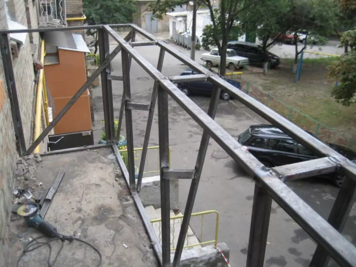 Phasengebauter Bau eines Rahmens für einen Balkon