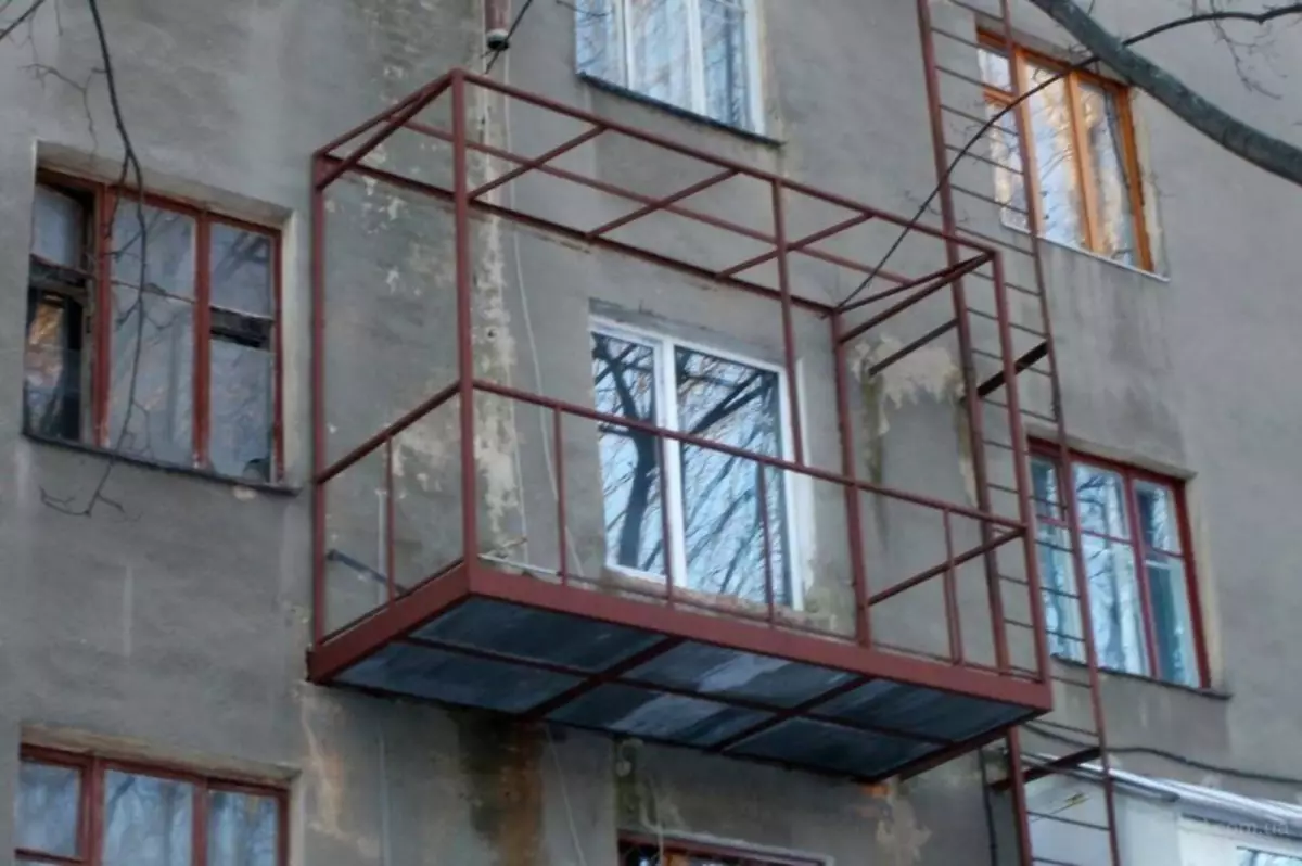 Phasengebauter Bau eines Rahmens für einen Balkon