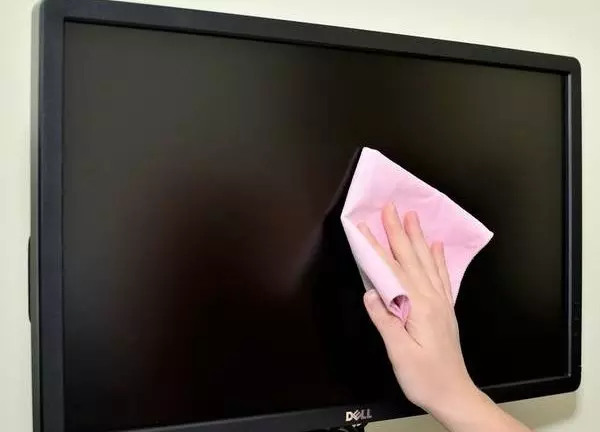 Hva å gjøre med riper på TV-skjermen