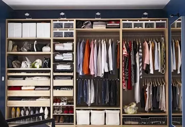 Paano mag-organisa ng wardrobe sa loob