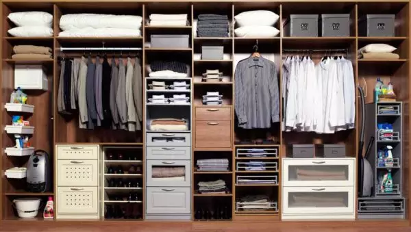 Hvordan organisere en garderobe på innsiden