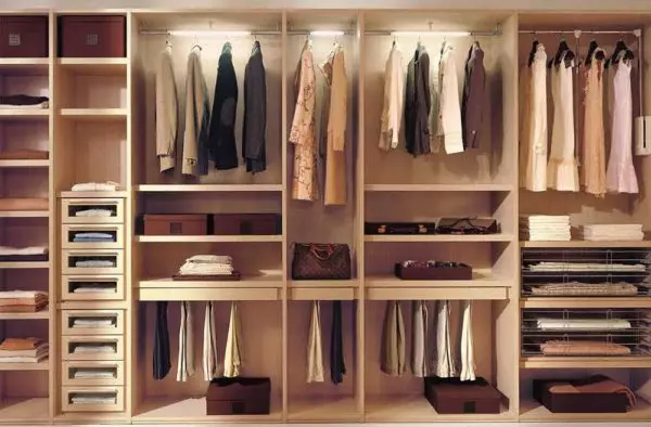 Kaip organizuoti drabužių spintą viduje