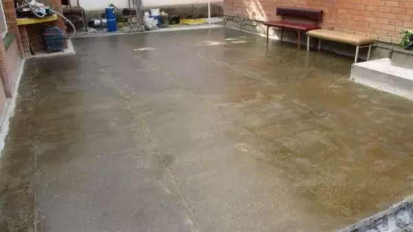 Kiel kovri la plankon en la garaĝo de betono