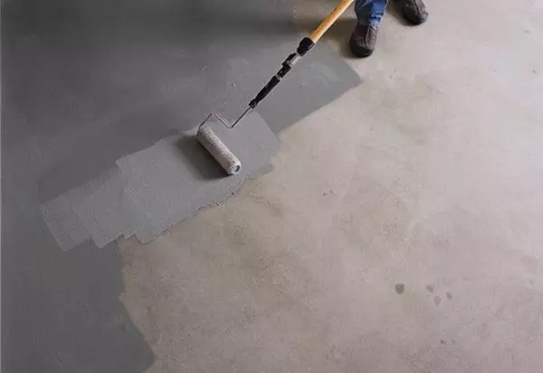 Kiel kovri la plankon en la garaĝo de betono