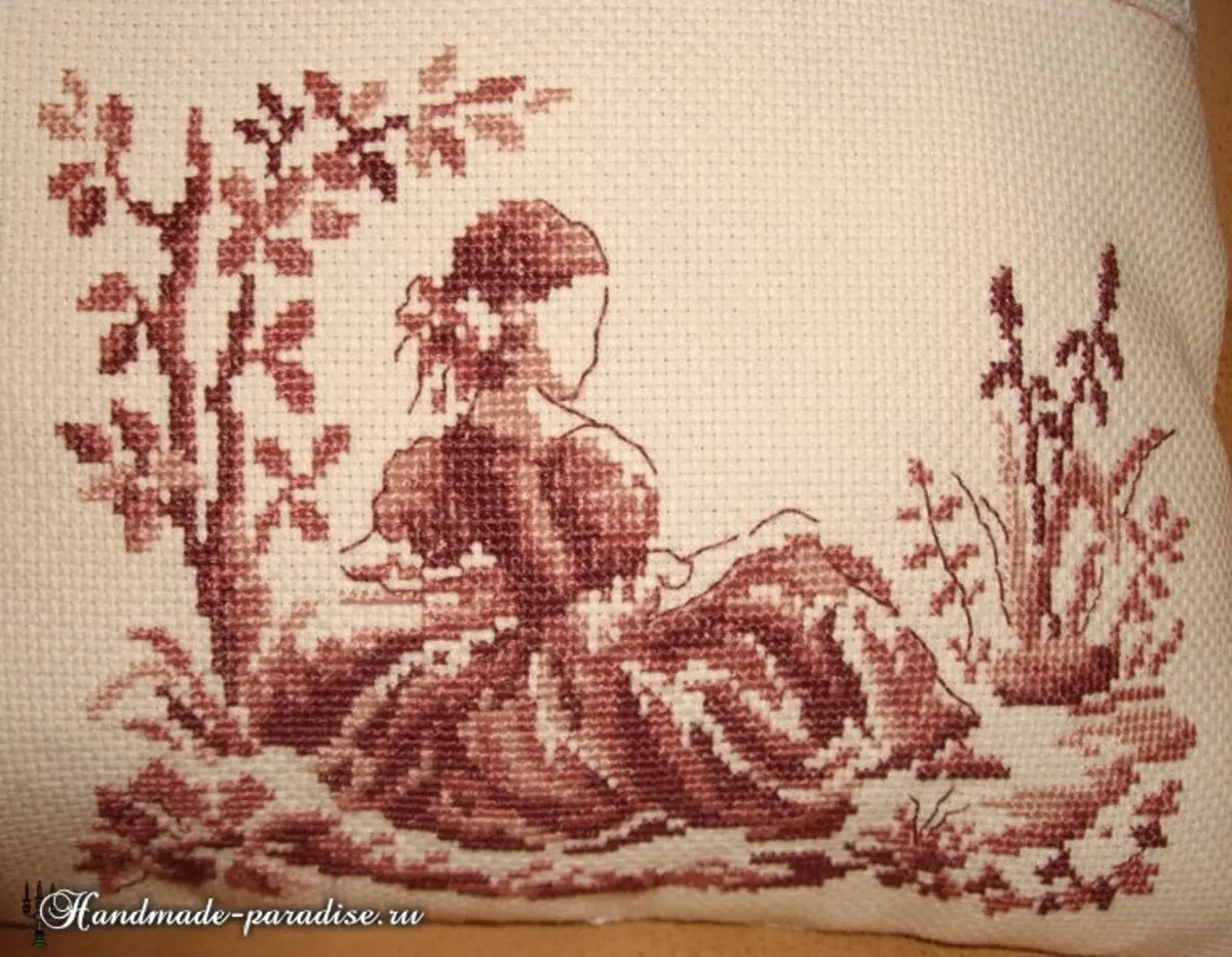 I-Monochrome Cross-Stitch. Amacebo