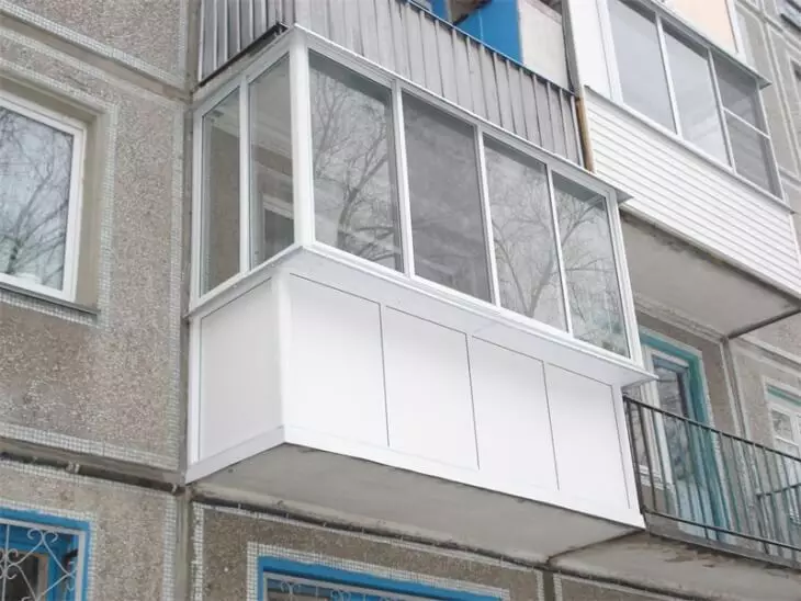 Overhaul saka balkon kanthi tangan dhewe ing panel House: Rekomendasi sing tepat