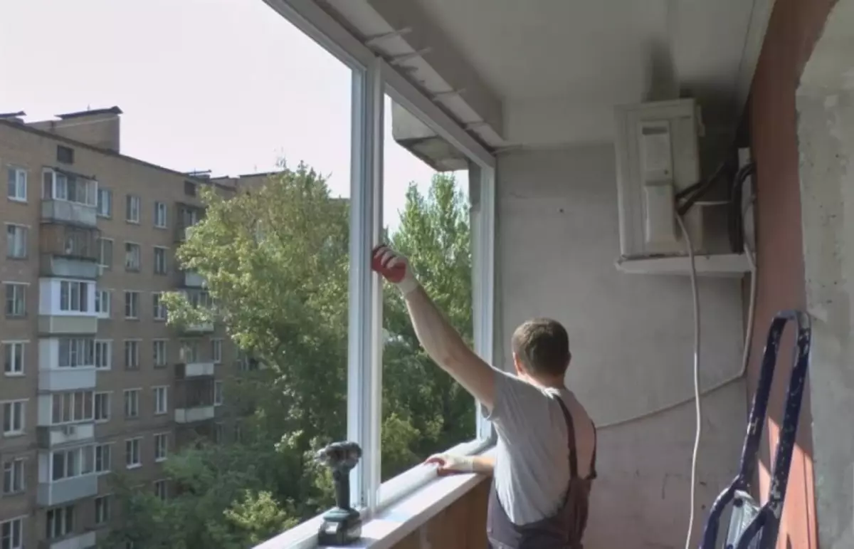 Overhaul fan 'e balkon mei har eigen hannen yn it panielhûs: de juste oanbefellings