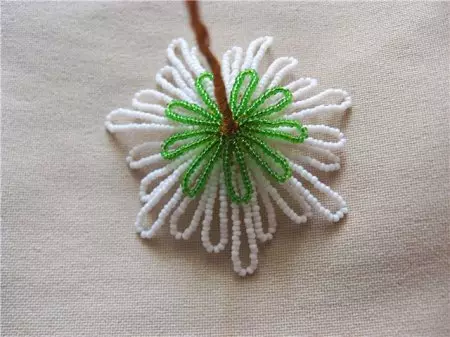 Bead chamomile: master class on weaving field flower