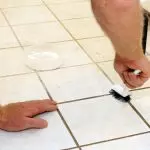 Как да почистите шевовете между плочките: