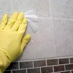 如何清理瓷砖之间的接缝：