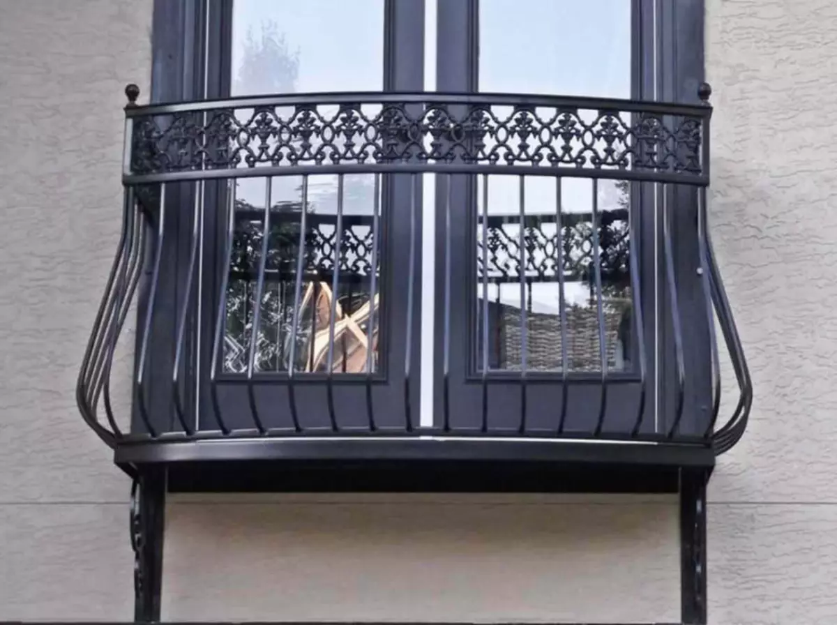 Francouzský balkon - adhezivní balkon ve francouzském stylu v domě a apartmánu