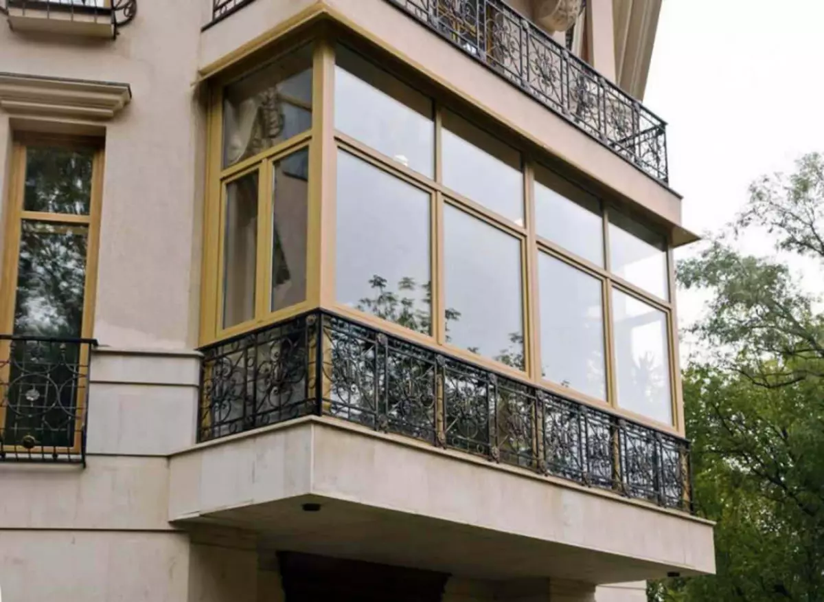 Fransk balkon - en klæbende balkon i fransk stil i huset og lejligheden