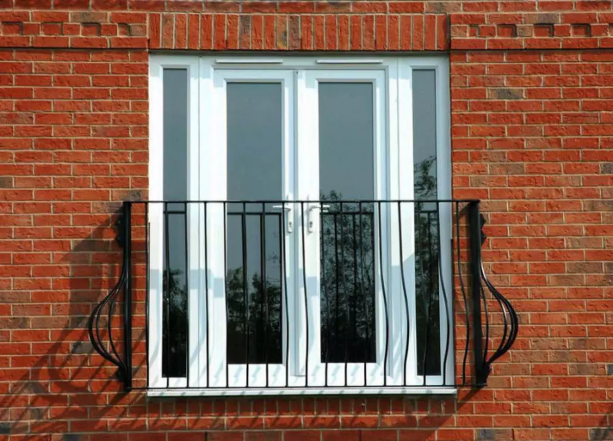 Balcón francés - un balcón adhesivo en estilo francés en la casa y apartamento