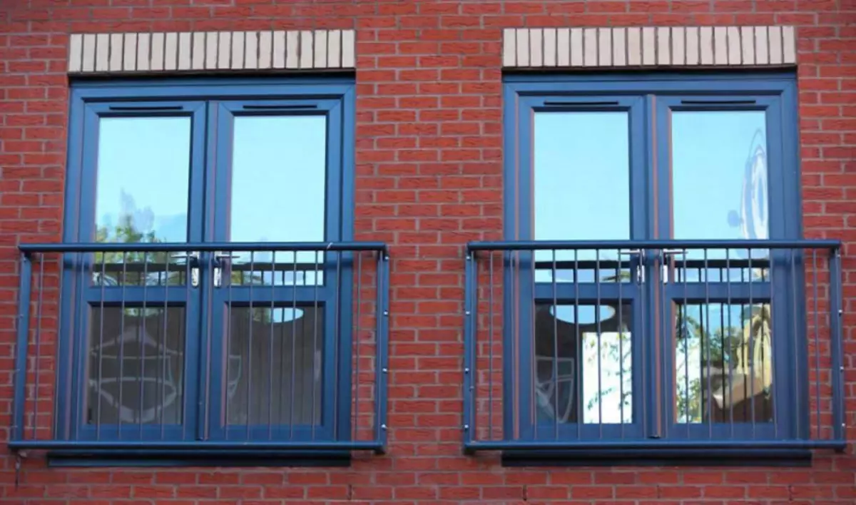 Balcón francés - un balcón adhesivo en estilo francés en la casa y apartamento