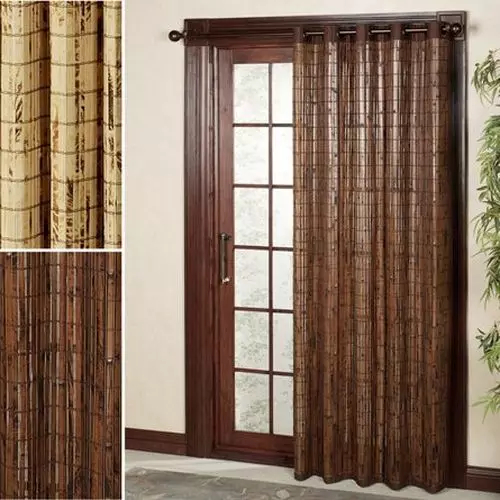 Tirai bambu di pintu
