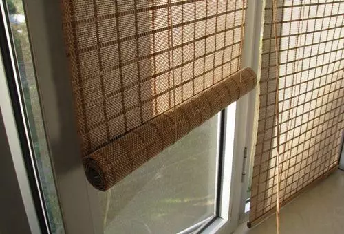 Bamboesgordyne op die deur