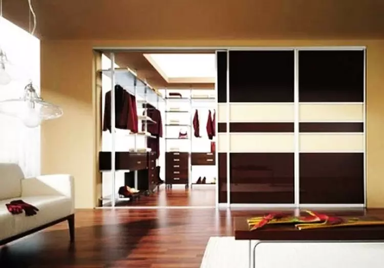 Šatní skříň v apartmánu: Kde umístit, co bude ukládat a jak vybavit (38 fotek)