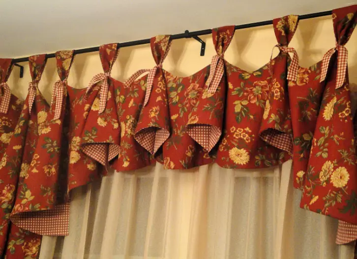 Како да се шие завеси и завеси во стилот на земјата со свои раце