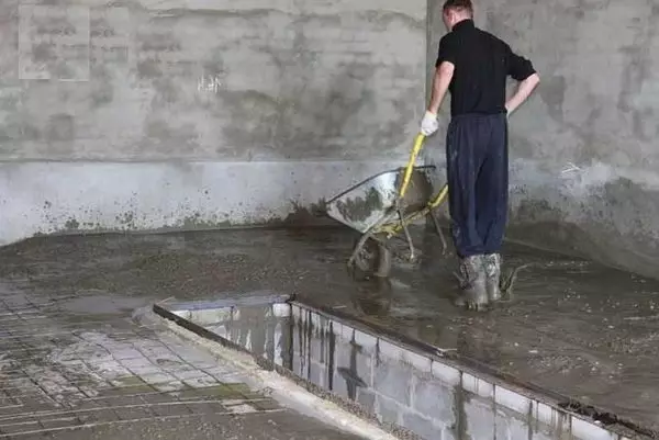 Како да го пополните подот во гаражата бетон