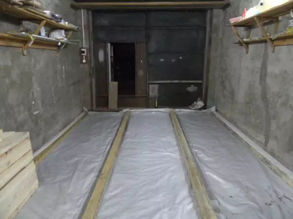 Како да го пополните подот во гаражата бетон