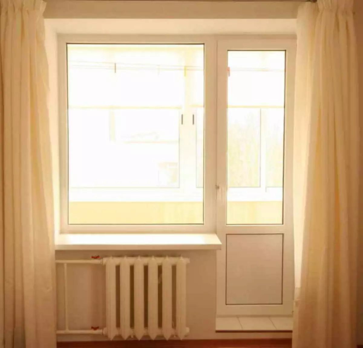 Окно выхода на балкон. Балконный блок. Балконная дверь. Оконный блок с балконной дверью.